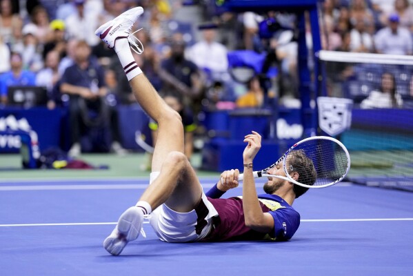 Que marca de sales zapatillas usa novak djokovic